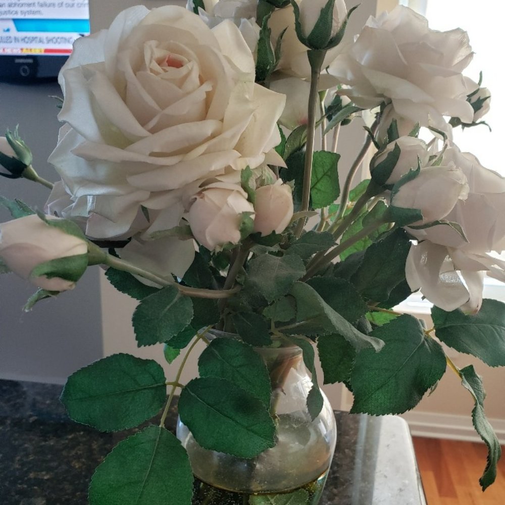 Stunning faux white roses in elegant vase (with faux water!). Incredibly real!
